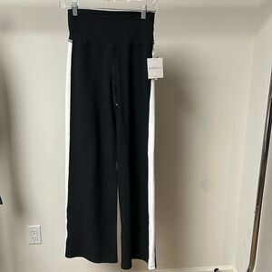 Beyond yoga space dye line up wide leg pant darkest night/cloud white